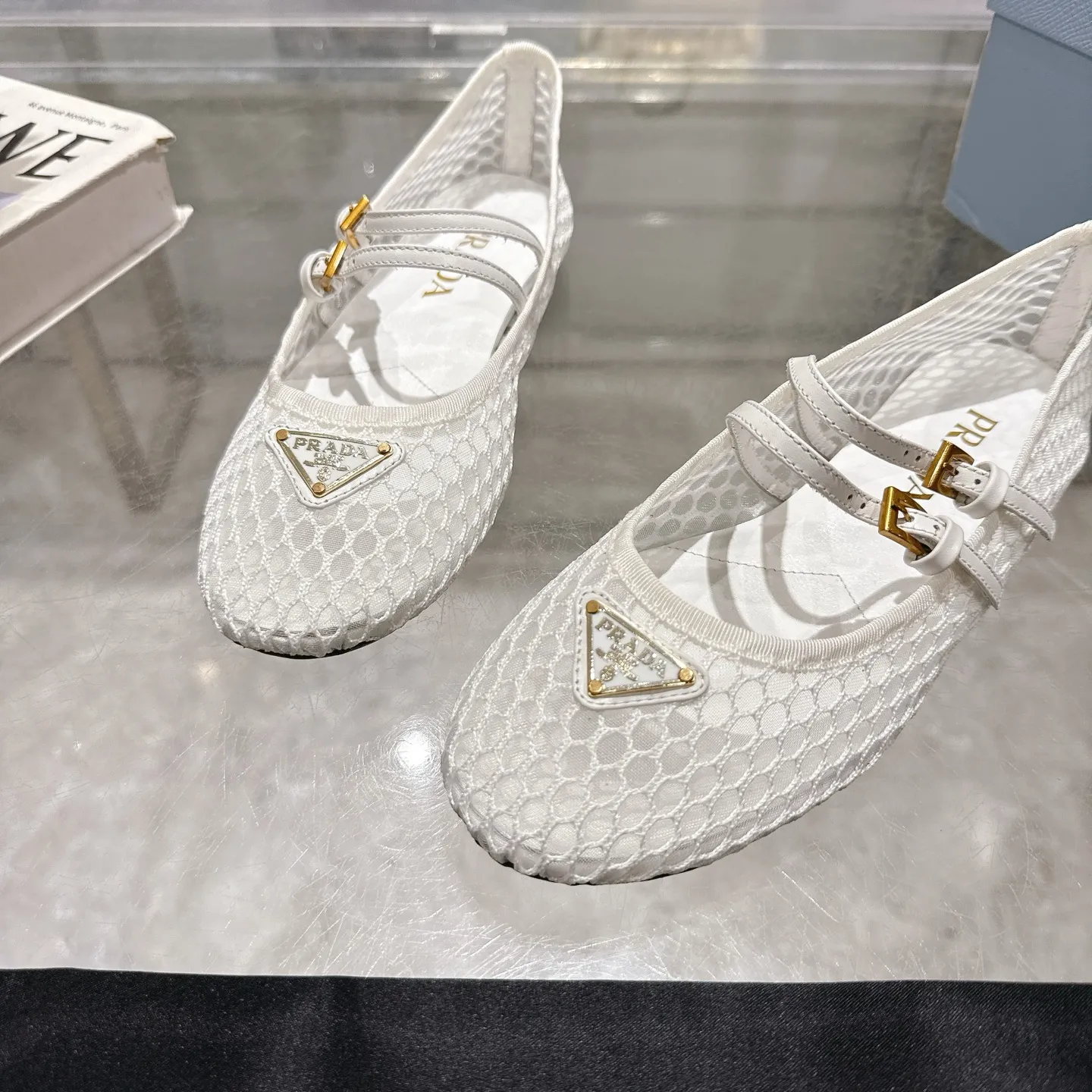 👟👟Ex-factory price 440👟👟 🔥🔥✨Prada/Prada 2024ss spring and summer new products are now available🌟 Mary Jane flat ballet shoes Soft and comfortable, recommended by major bloggers in Little Red Book, proper college style ➕Commuting 1-1 development Round-head golden triangle button Fabric: patent leather, sheepskin, silk fabric Sheepskin lining code number: 35 to 40 (41 is custom-made and cannot be returned or exchanged)